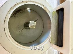Échantillon ou jouet de vendeur de machine à laver à essor en métal vintage rare de Pet Mfg Échantillon ou jouet de vendeur de machine à laver à essor en métal vintage rare de Pet Mfg