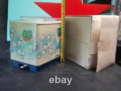 Jouet de machine à laver vintage à remontage, époque soviétique, objet original CCCP URSS, fonctionne. Jouet de machine à laver vintage à remontage, époque soviétique, objet original CCCP URSS, fonctionne.