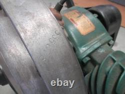 Machine à laver Maytag antique avec moteur à essence en bon état, collection américaine.