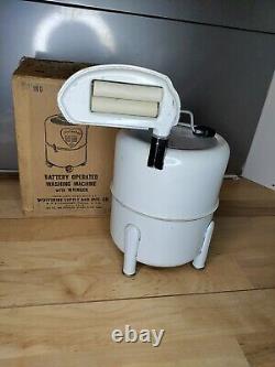 Petite machine à laver à piles Vintage Wolverine dans sa boîte