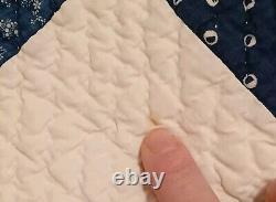 Vintage Diamond Quilt en bleu, blanc et un peu de kaki (65 po par 78 po)